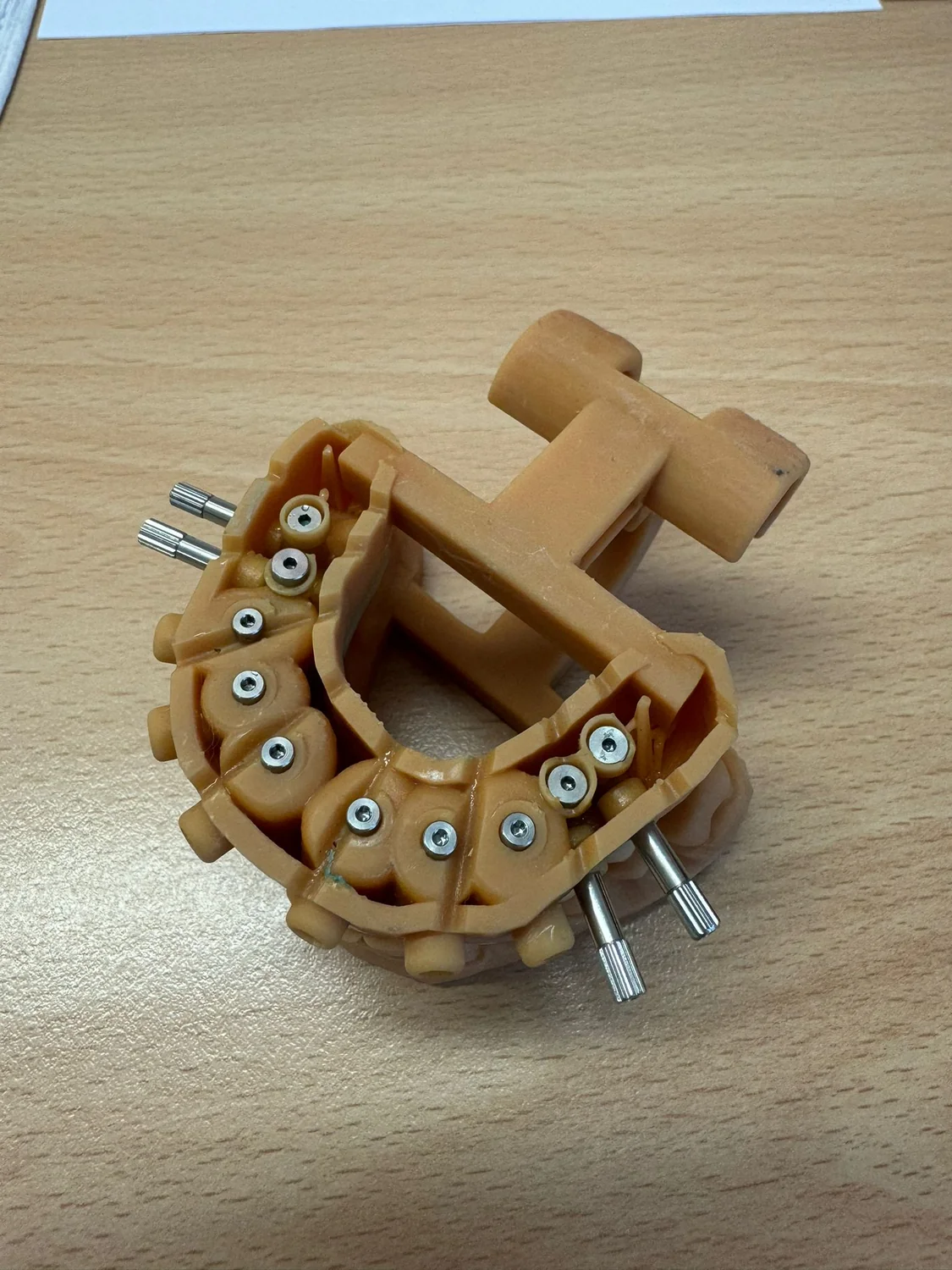 Spodní část modelu s fixačními šrouby Stump Die 3D